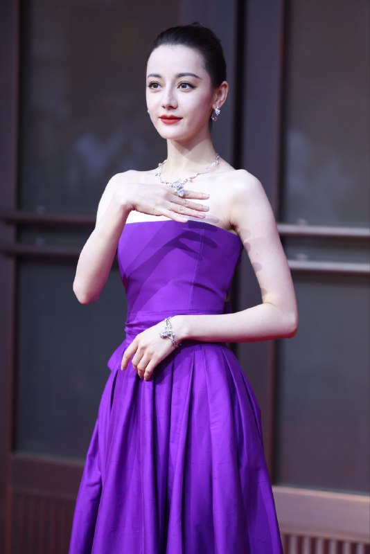 迪丽热巴 活动生图 紫色抹胸连衣长裙